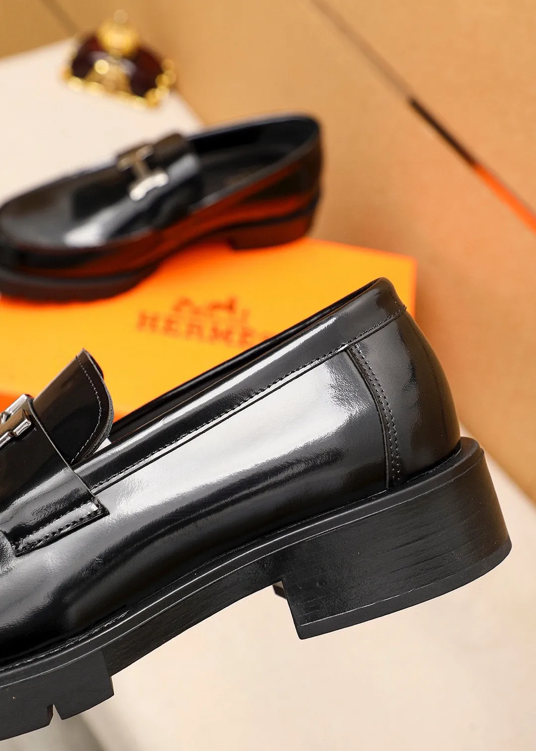 Men's shoes 💰460 💐 Product trademark: HERMES "Hermès" casual leather shoes Regular size: 39-44 (38.45🉑️customized) Product materials: Selected imported first-layer open-edge beaded cowhide upper + classic hardware buckle, imported water-dyed 🐂 cowhide lining. Strong three-dimensional visual effect, non-slip and wear-resistant rubber outsole Color: 1⃣️color optional